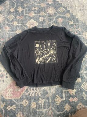 Women’s mountain hardwear black crop top long sleeve size medium fits like a s